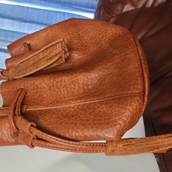 Elegant Tan Leather Crossbody Bag - Picture 4 of 6